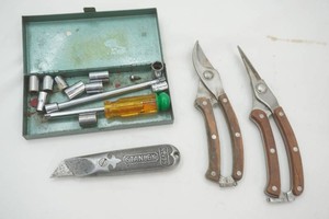 14 drive sockets, 2 gardening shears, Stanley utility knife