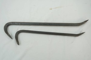 2 crow bars 18 and 22