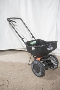 Scotts Turf Builder lawn spreader