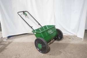 Scotts Accu green 2000 lawn spreader