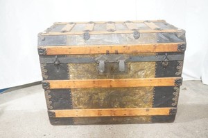 very nice antique travelers truck in great condition 19 x 32 x 24 with a tempered glass top