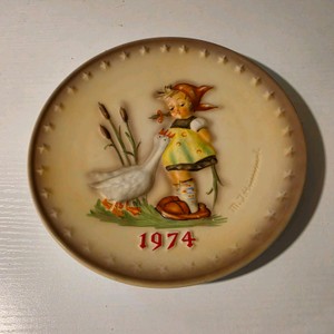 1974 Goebel M.I. Hummel Annual Collector Plate  West Germany