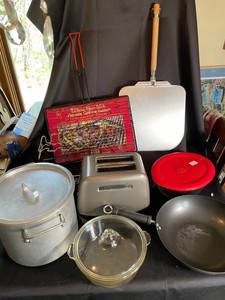 562 - Assorted Kitchen Cookware & Small Appliance (Lot of 7)