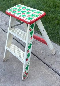 G - Vintage Strawberry Motif Folding Two-Step Stool
