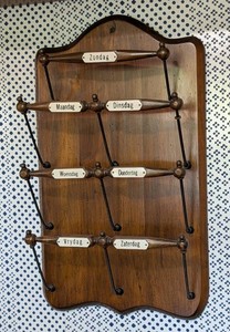 K - Vintage Wood Wall Organizer - Dutch Weekday Labels