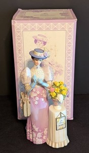B1 - Collector Figurine - Avon 2001 Mrs. P.F.E. Albee Award