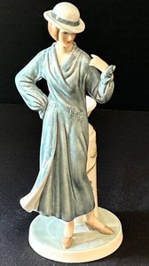 FR - Vintage Figurine - Les Elegantes Renee an Adventure in Montmartre