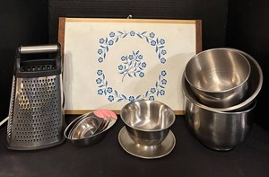 FR - Vintage Kitchenware Mixed Lot - KitchenAid Grater, War-M-O-Tray & Bowls