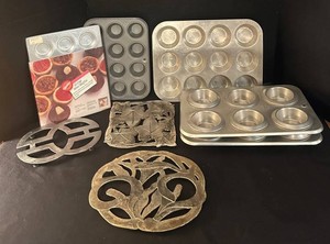 FR - Bakeware & Decorative Trivets Mixed Lot - Wilton Muffin Pan