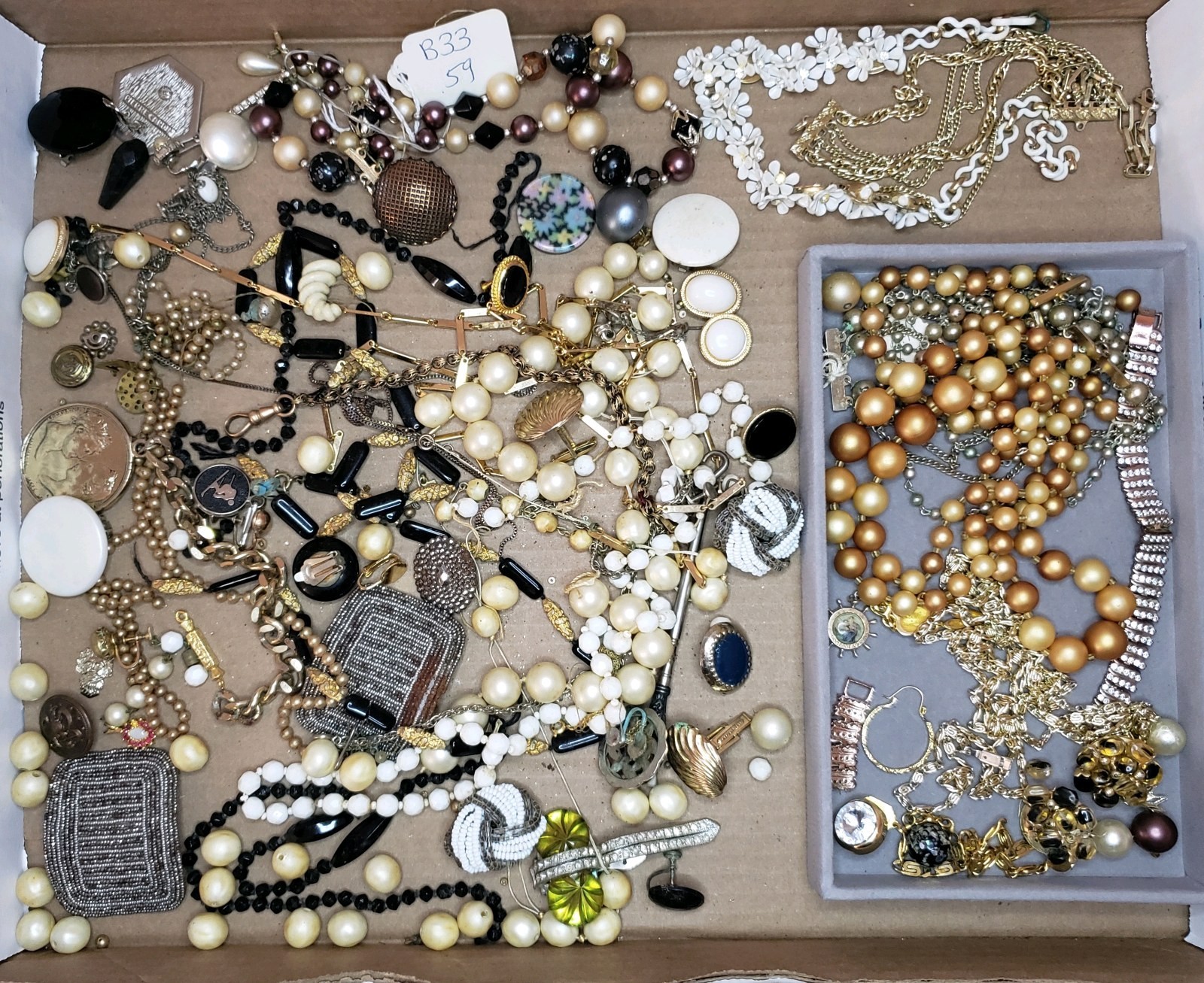 Miscellaneous Jewelry Pieces Lot