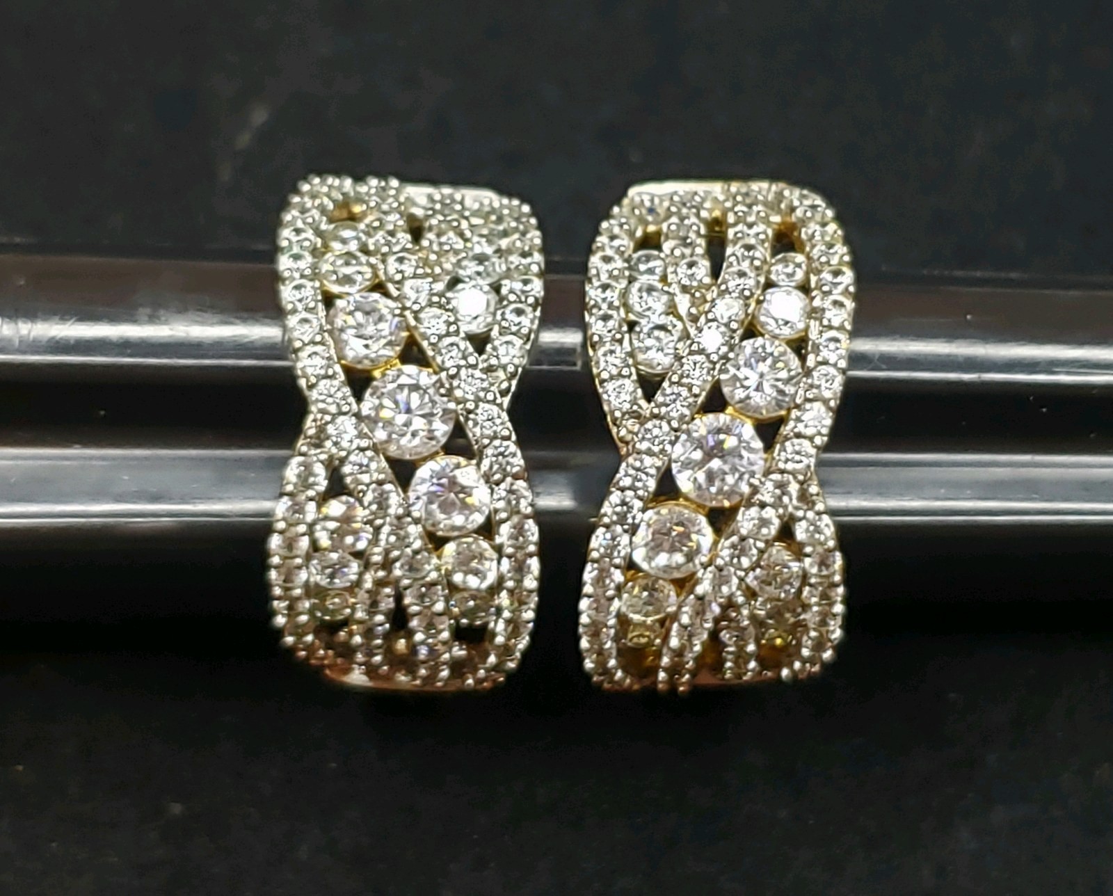 5 Carat Kiss Earrings