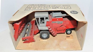 ERTL Massey Ferguson 850 Combine  116 Scale