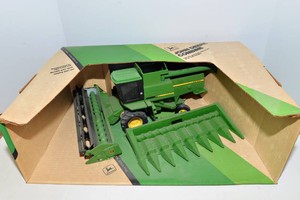 ERTL John Deere Combine  116 Scale