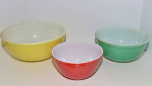 Vintage Pyrex Nesting Bowls  Set of 3