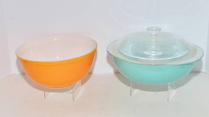 Vintage Pyrex Bowls  Set of 2 with Lid