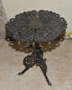 Heavy Cast Iron Table  20 Diameter