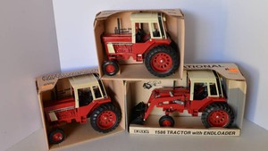 ERTL International Harvester 1586 Tractors  Set of 3, 116 Scale