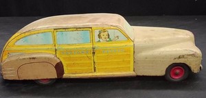VINTAGE WYANDOTTE TOY-TOWN ESTATE CAR