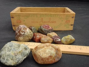VINTAGE WOODEN BOX  AGATES