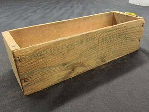 VINTAGE KRAFT CHEESE WOODEN BOX WITH 12 POLISHED AGATESROCKS