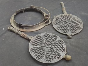 ANTIQUE GRISWOLD HEART SHAPED WAFFLE IRON