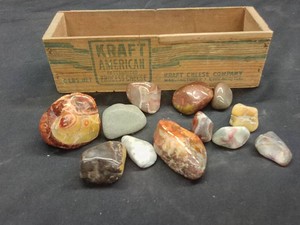 VINTAGE KRAFT CHEESE BOX WITH 12 POLISHED AGATESROCKS