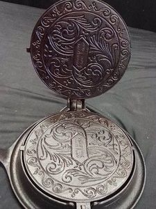 ANTIQUE GRISWOLD 975 CAST IRON KRUMKAKE MAKER