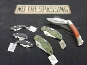 6 HUNTING KNIVES AND NO TRESPASSING SIGN