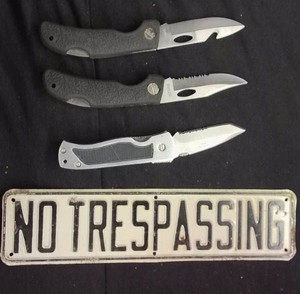 3 HUNTING KNIVES WITH CASES AND NO TRESASSING SIGN
