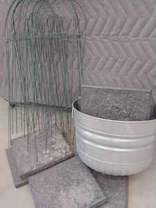 13 PATTIO BLOCKS & GREEN WIRE FENCING & GALVINIZED BUCKET