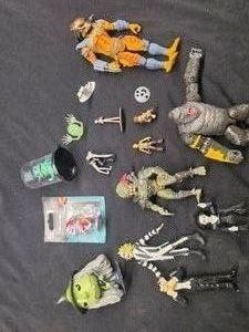COLLECTABLE ACTION FIGURES