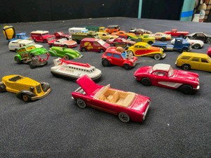 30 COLLECTABLE TOY CARSTRUCKS