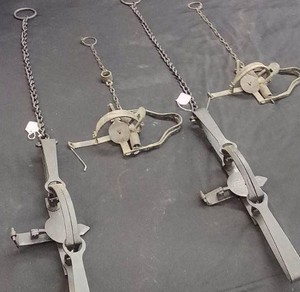 2 VINTAGE VICTOR JUMP TRAPS & 2 NEWHOUSE-ONEIDA BEAR TRAPS