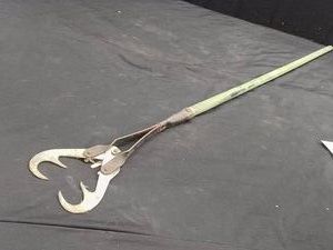 VINTAGE SPRING LOADED GAFFFISH GRABBER