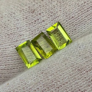 1.76 Carat Natural Peridot Three-Stone Layout