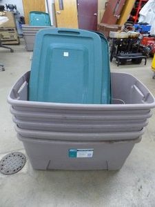 5 Jumbo Storage Totes with Lids   32  19  15�