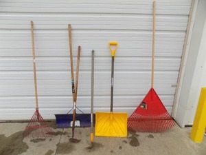 Lot of 6 Shovels   1 Plastic Garant, Yellow  Lawn Rakes  Metal, Plastic  Garden Tools