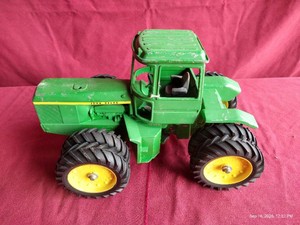 ERTL Die-Cast John Deere Articulated Tractor