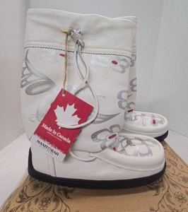 Manitobah Mukluks Corrine Hunt Gatherer Silver Boots White Size 8