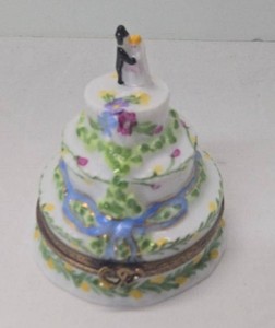 Limoges France Peint Main Wedding Cake Porcelain Trinket Box