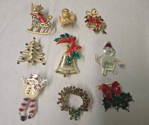 Vintage Christmas Brooch Pin Lot Santa Sleigh Bell Wreath Tree Cat