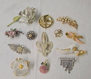 Lot of Assorted Vintage Costume Brooches Pins Enamel Rhinestone