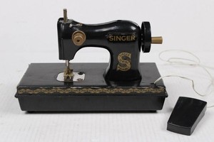 Vintage Singer Toy Sewing Machine - Not Tested