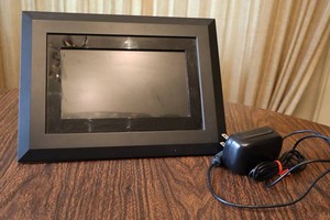 Kodak EasyShare SV811 Digital Picture Frame With AC Adapter
