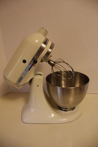KitchenAid K45-SS Stand Mixer With Stainless Bowl & Attachments