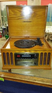 Crosley AMFM CD Player, Model CR837