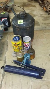 Vintage Gas Can and Oil Cans (5), Zurek