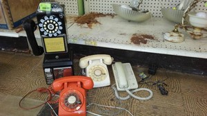Vintage and Replica Telephones (4)