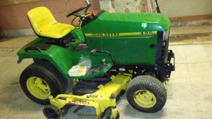 John Deere 425 Lawn and Garden Tractor