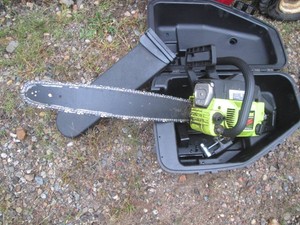 Poulon chain saw with plastic case